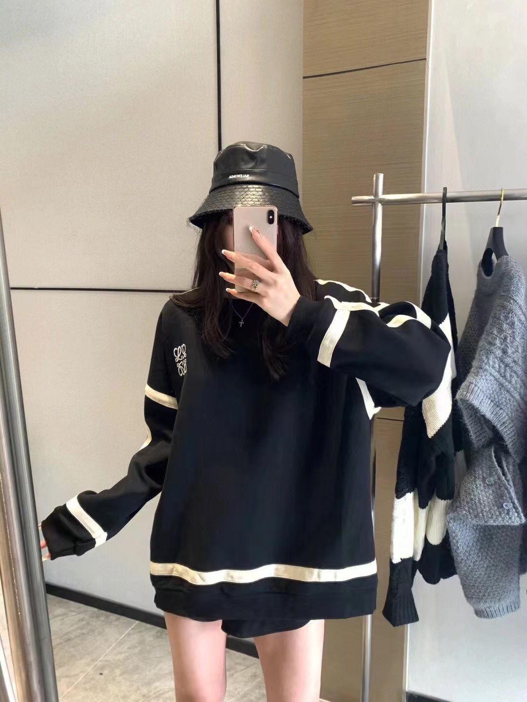 LOEWE コントラストの刺繍が施されたコート カーディガン   スウェットクル  パーカー