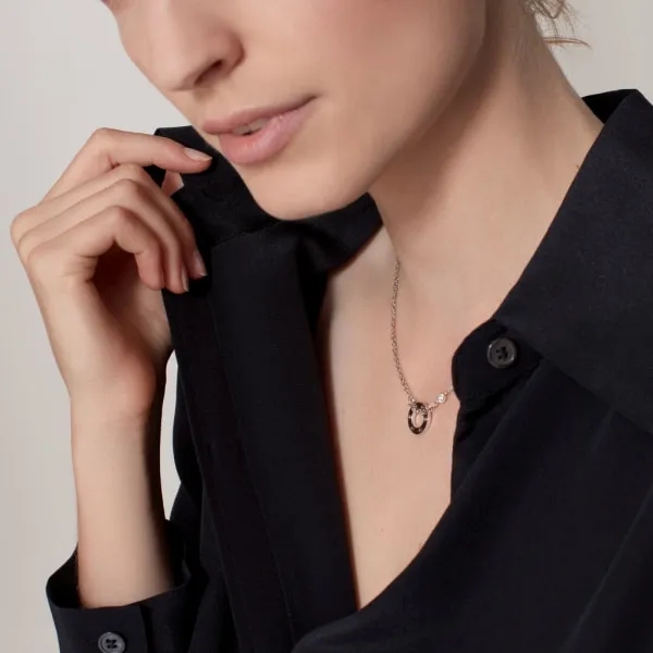 【国内発送/直営店】ネックレス LOVE 、ダイヤモンド2個