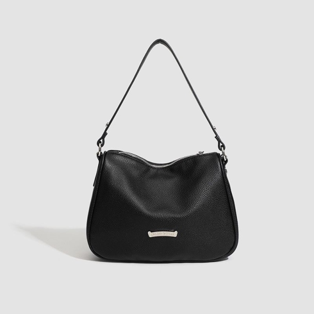 クロムハーツ レザーショルダーバッグ 黒 中型 チェーン付き