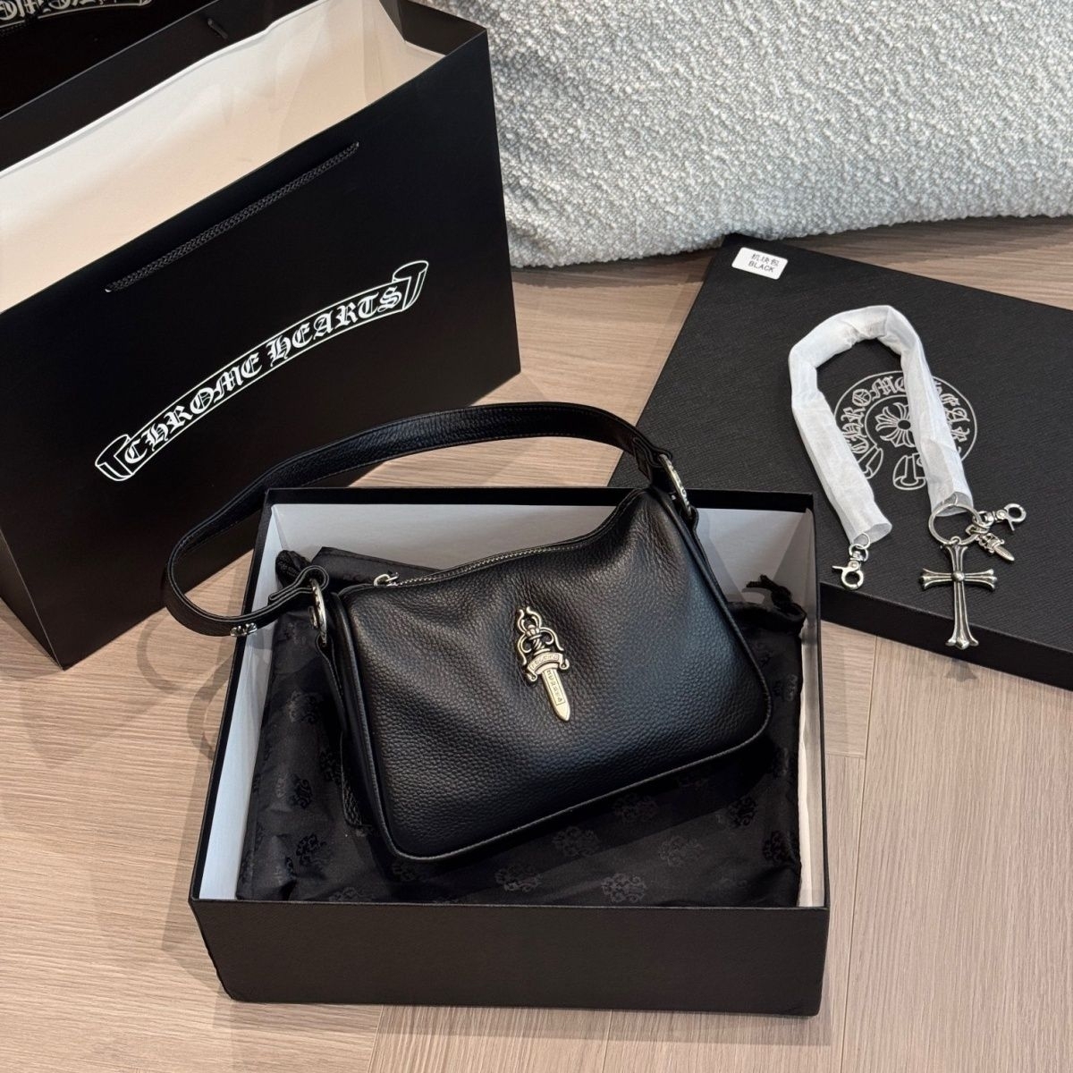 クロムハーツ レザーショルダーバッグ 黒 中型 チェーン付き