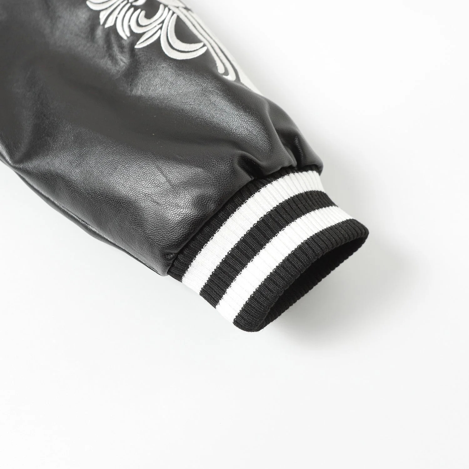 【Chrome Hearts】クロムハーツ クロス刺繍 レザースリーブ ブラック バーシティジャケット（スタジャン） ストリートスタイル