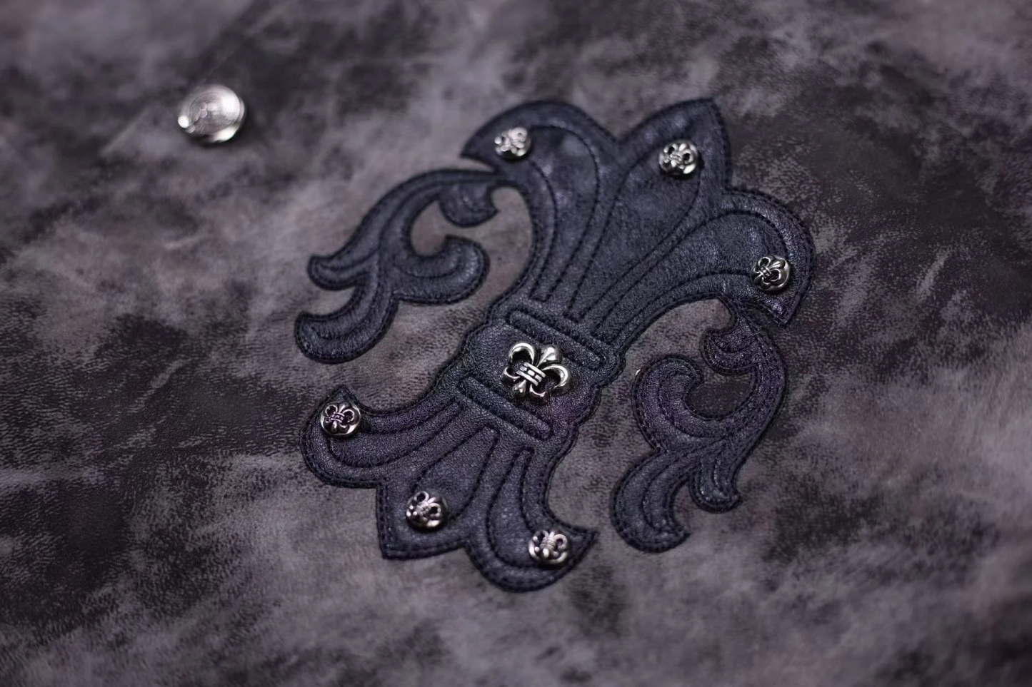【Chrome Hearts】クロムハーツ フルール・ド・リス パッチ バーシティジャケット - グレー タイダイ アウター