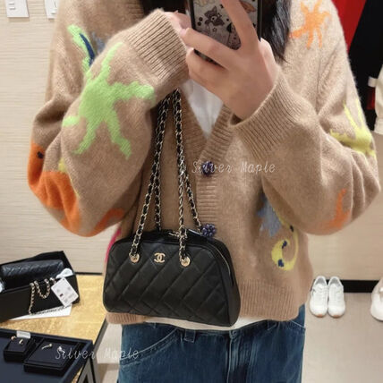 丸みのあるフォルム【CHANEL】チェーン クラッチバッグ　26P