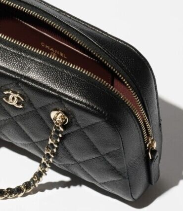 丸みのあるフォルム【CHANEL】チェーン クラッチバッグ　26P