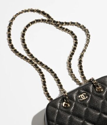 丸みのあるフォルム【CHANEL】チェーン クラッチバッグ　26P
