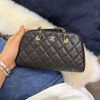 丸みのあるフォルム【CHANEL】チェーン クラッチバッグ　26P