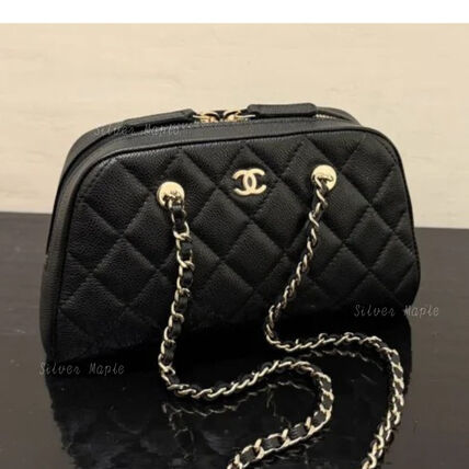 丸みのあるフォルム【CHANEL】チェーン クラッチバッグ　26P