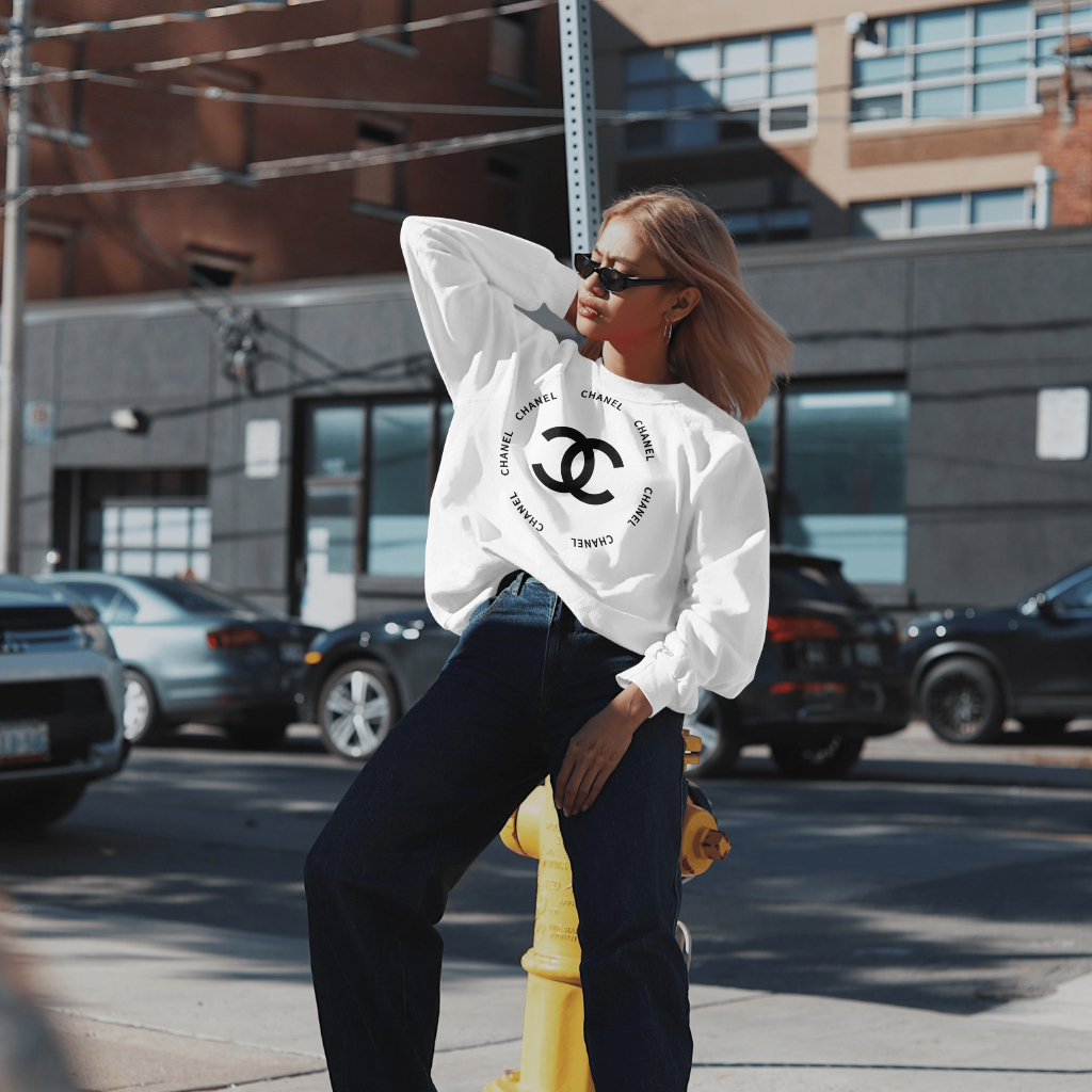 CHANEL アルファベットプリントのラウンドネックのスウェット クル