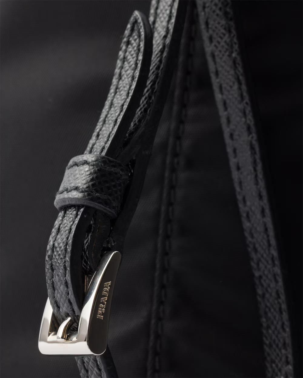 PRADA Re-Nylon ポーチ レザーハンドルとメタルパーツのディテール