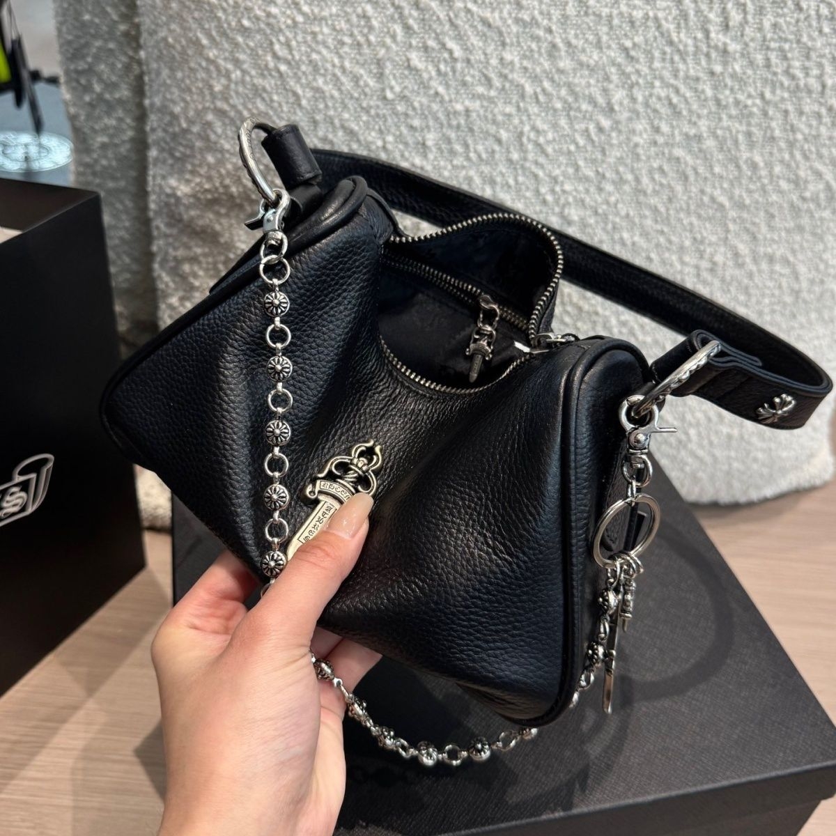 クロムハーツ レザーショルダーバッグ 黒 中型 チェーン付き