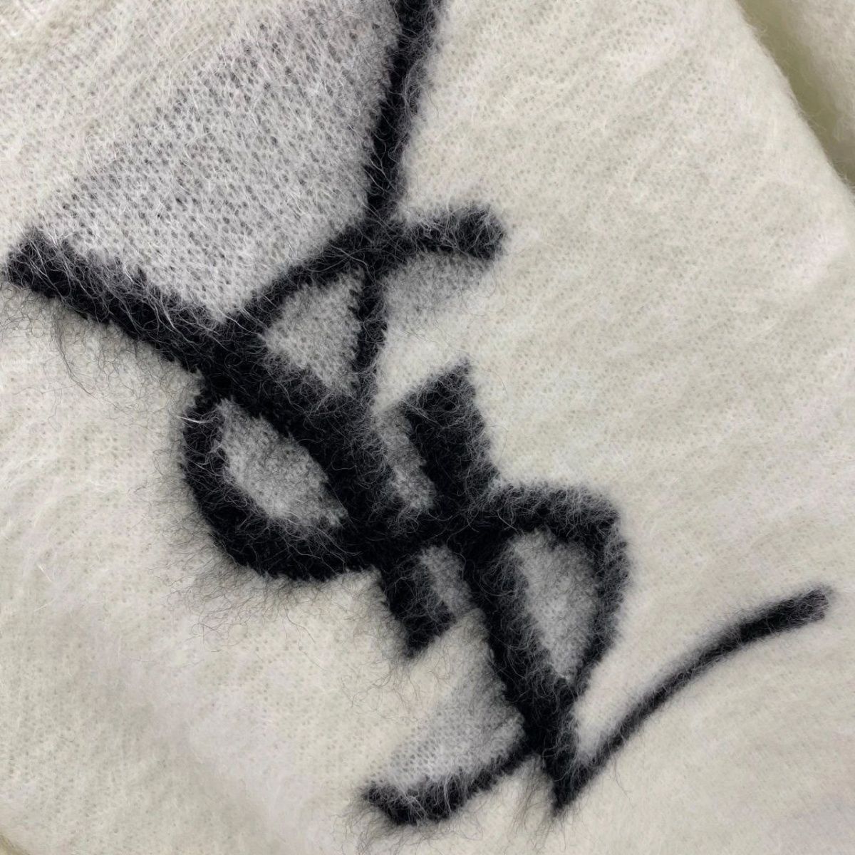 YSL 馬海毛胸に文字ロゴニットセーター   