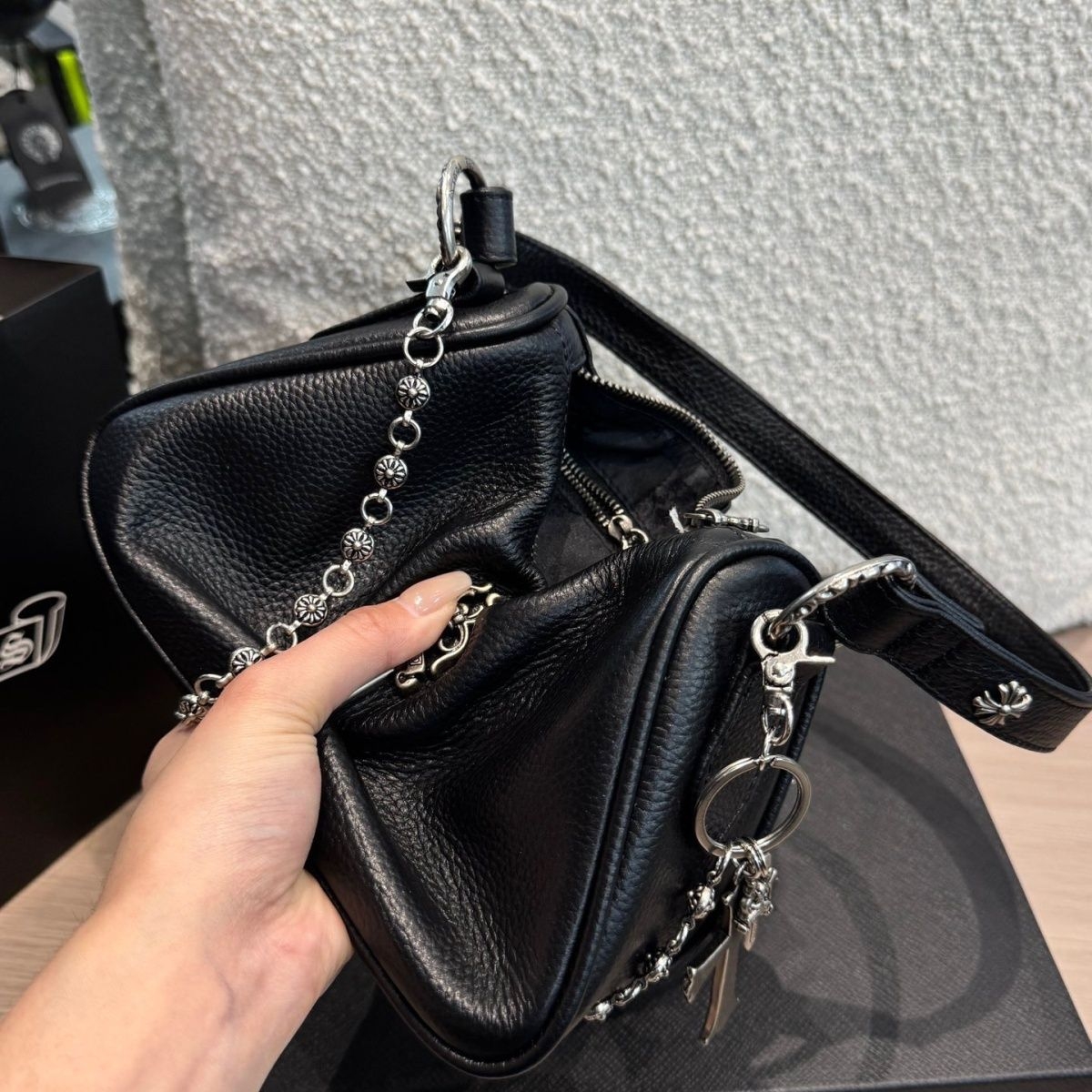 クロムハーツ レザーショルダーバッグ 黒 中型 チェーン付き