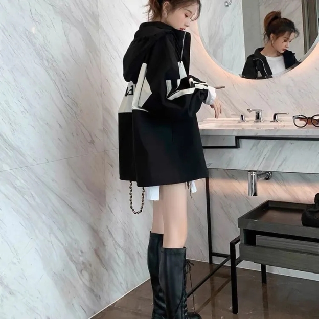 CELINEアルファベットロゴが色に衝突したパッチワーク風コート