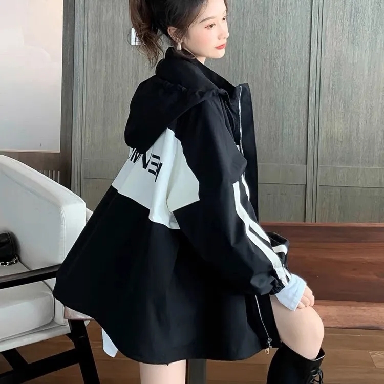 CELINEアルファベットロゴが色に衝突したパッチワーク風コート