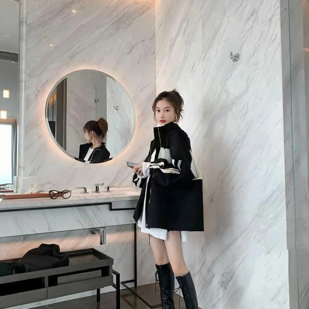 CELINEアルファベットロゴが色に衝突したパッチワーク風コート