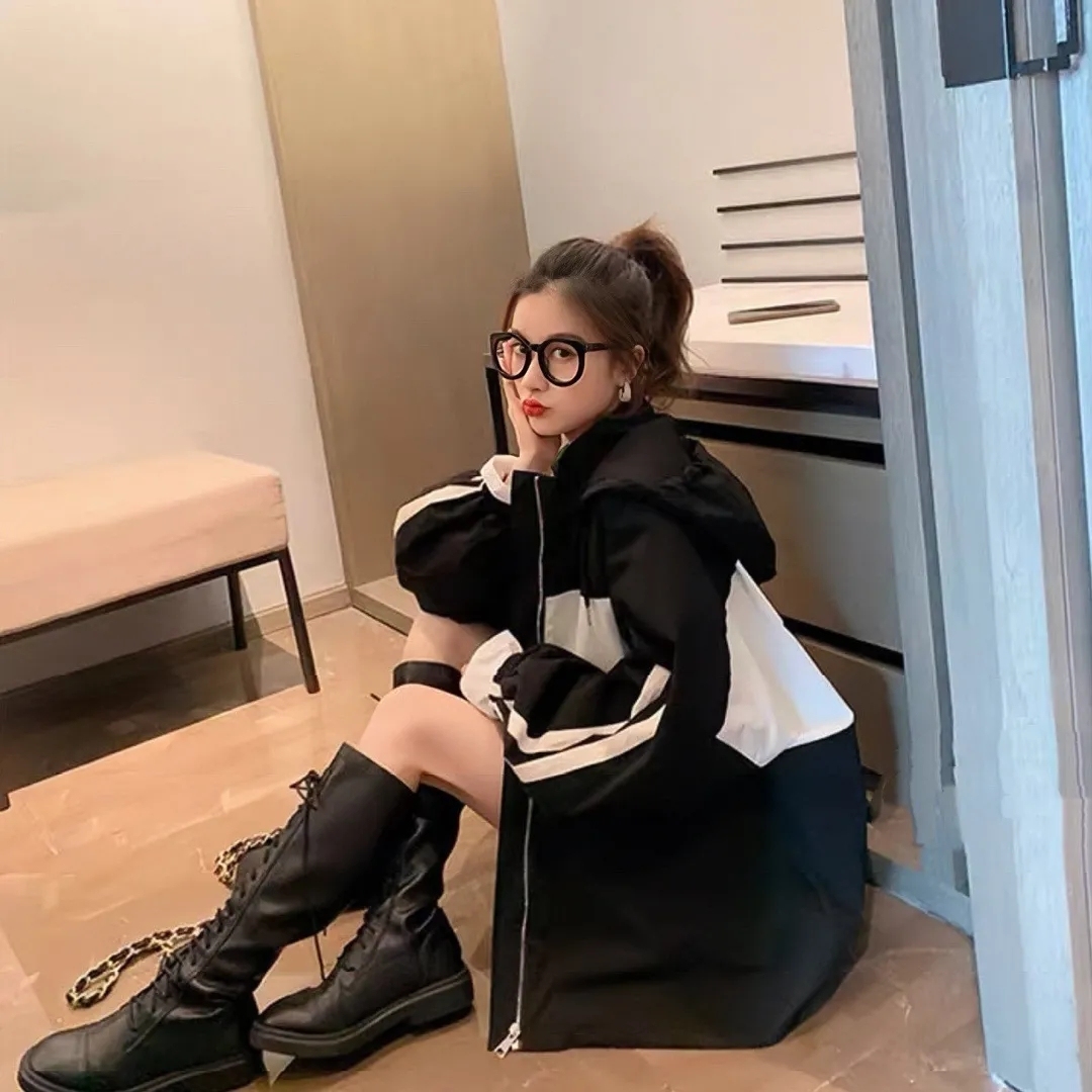 CELINEアルファベットロゴが色に衝突したパッチワーク風コート