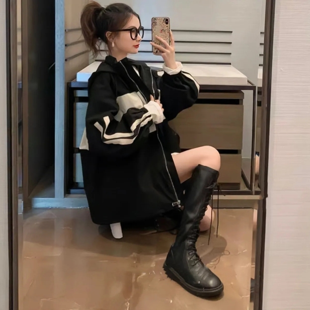 CELINEアルファベットロゴが色に衝突したパッチワーク風コート