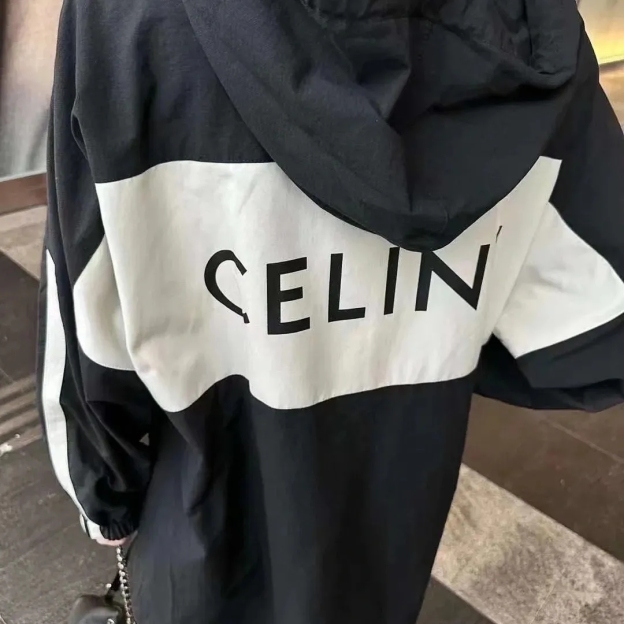 CELINEアルファベットロゴが色に衝突したパッチワーク風コート