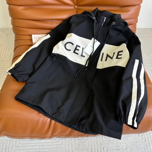 CELINEアルファベットロゴが色に衝突したパッチワーク風コート