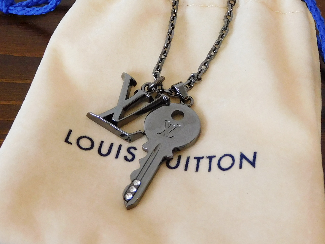 【国内発送/直営店】LV　イニシャル　キー　メンズ アクセサリー 箱 ラッピング ブラック ルテニウム ガンメタリック シルバー-JAPAN DUTY FREE