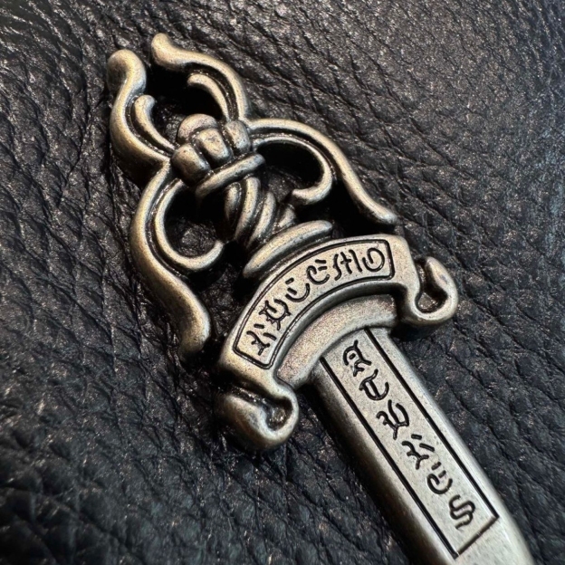 クロムハーツ レザーショルダーバッグ 黒 中型 チェーン付き