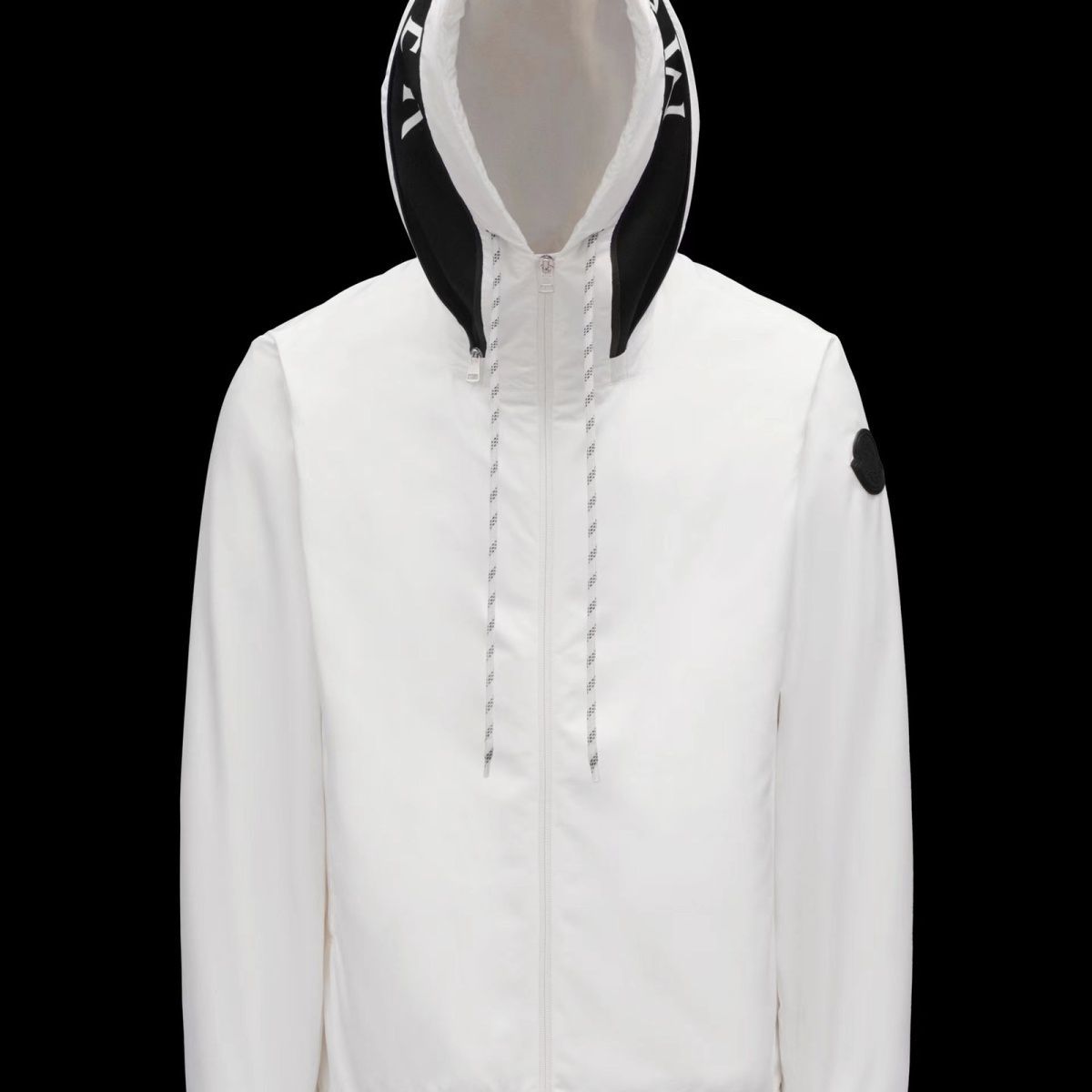 MONCLERショート丈のアルファベットキャップジャケットは男女同型