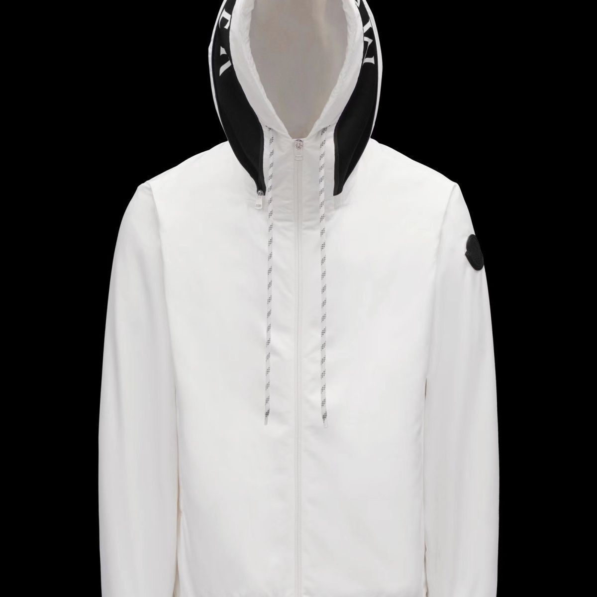 MONCLERショート丈のアルファベットキャップジャケットは男女同型