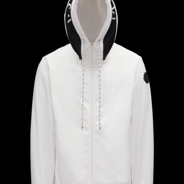 MONCLERショート丈のアルファベットキャップジャケットは男女同型