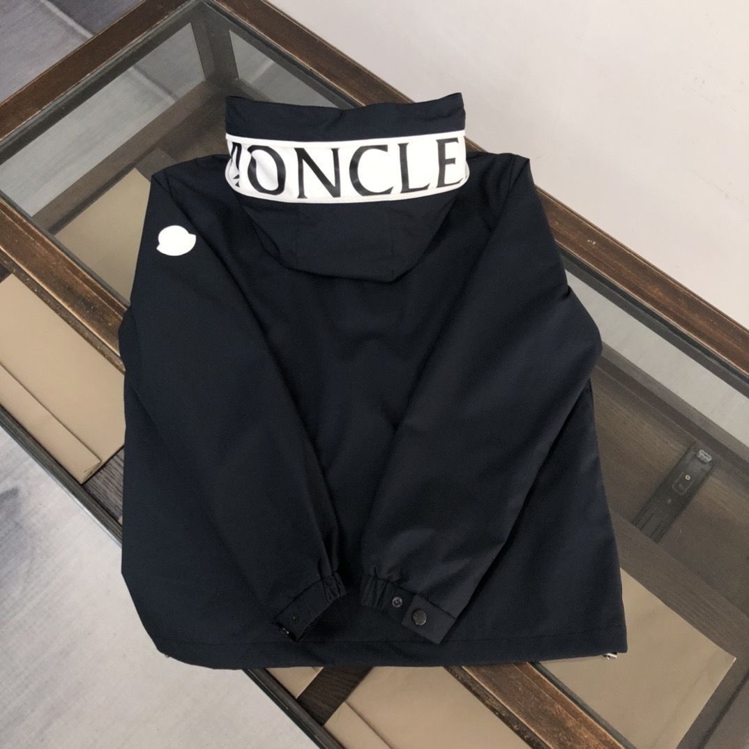 MONCLERショート丈のアルファベットキャップジャケットは男女同型