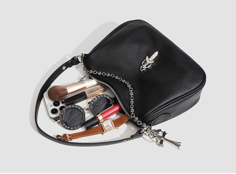 クロムハーツ レザーショルダーバッグ 黒 中型 チェーン付き