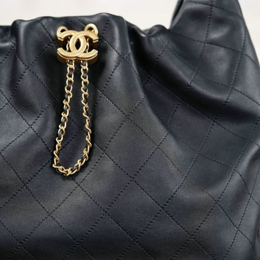  洗練のエレガンス【CHANEL】マキシ ホーボーバッグ (125996989)