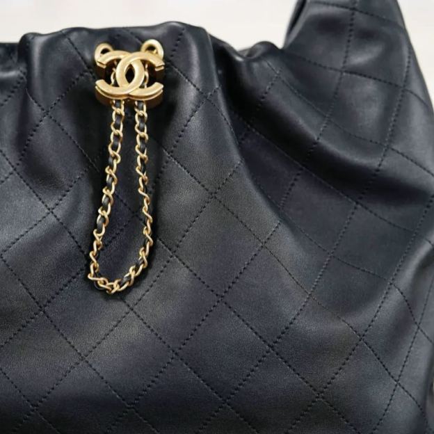  洗練のエレガンス【CHANEL】マキシ ホーボーバッグ (125996989)