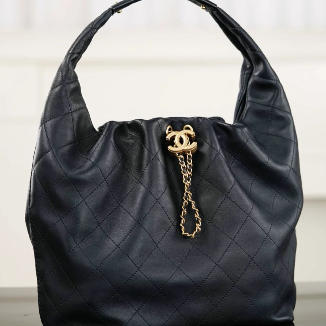  洗練のエレガンス【CHANEL】マキシ ホーボーバッグ (125996989)