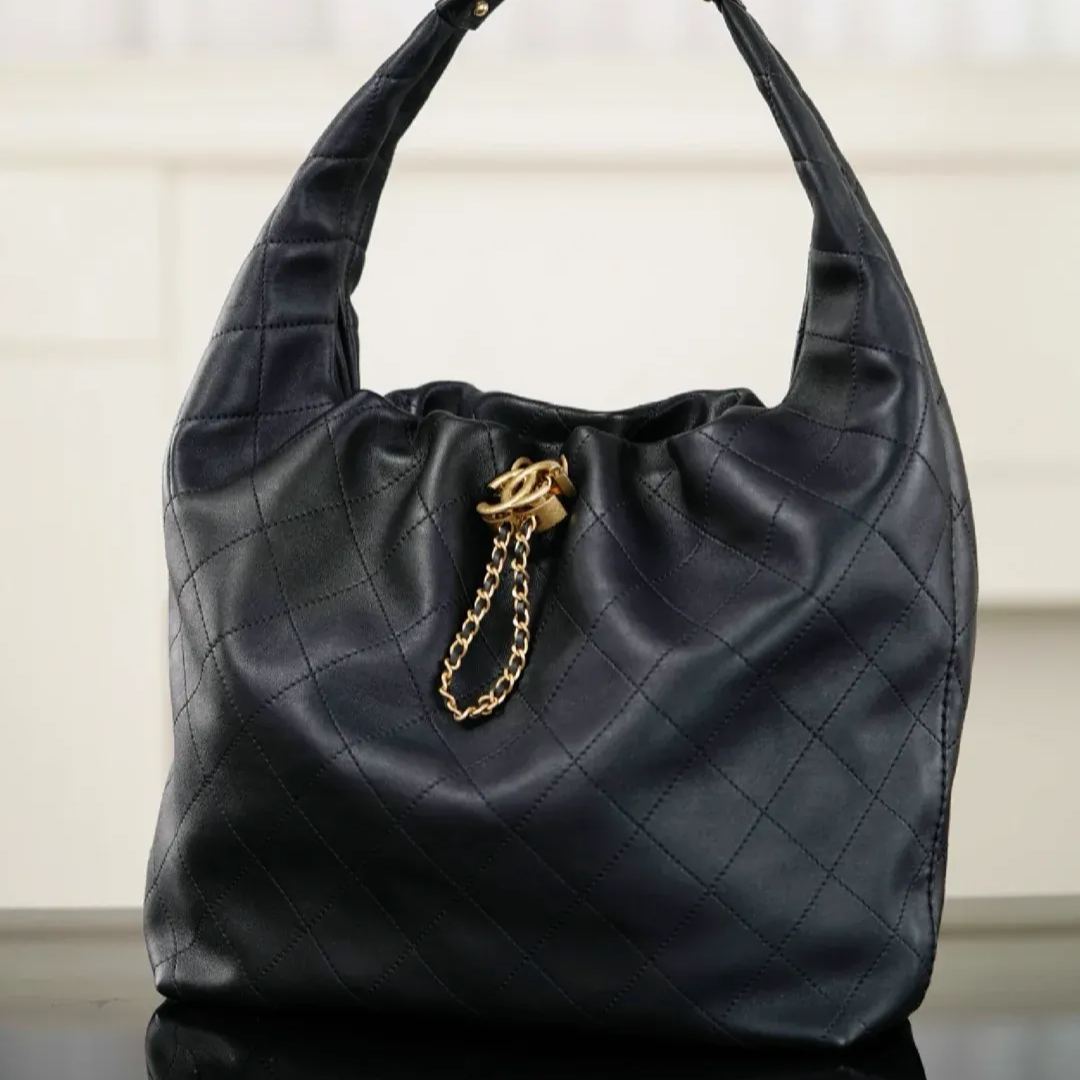  洗練のエレガンス【CHANEL】マキシ ホーボーバッグ (125996989)