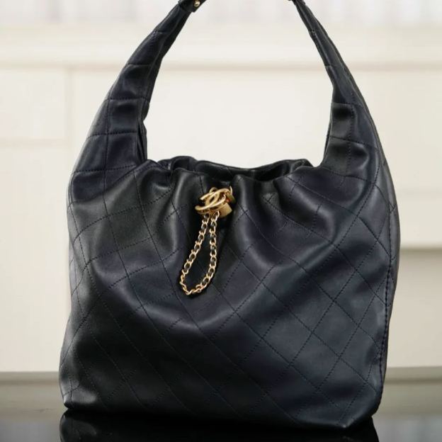  洗練のエレガンス【CHANEL】マキシ ホーボーバッグ (125996989)