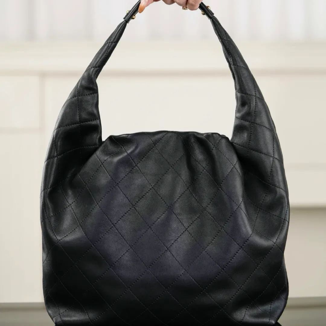  洗練のエレガンス【CHANEL】マキシ ホーボーバッグ (125996989)