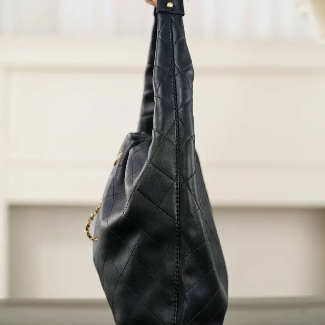  洗練のエレガンス【CHANEL】マキシ ホーボーバッグ (125996989)