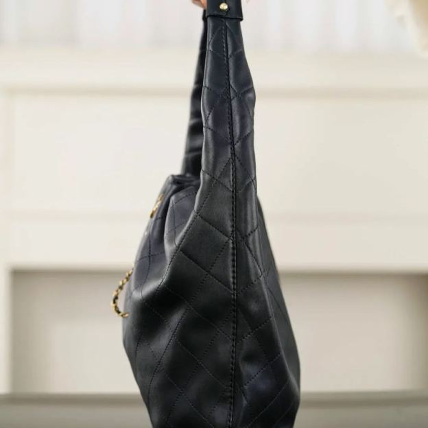  洗練のエレガンス【CHANEL】マキシ ホーボーバッグ (125996989)