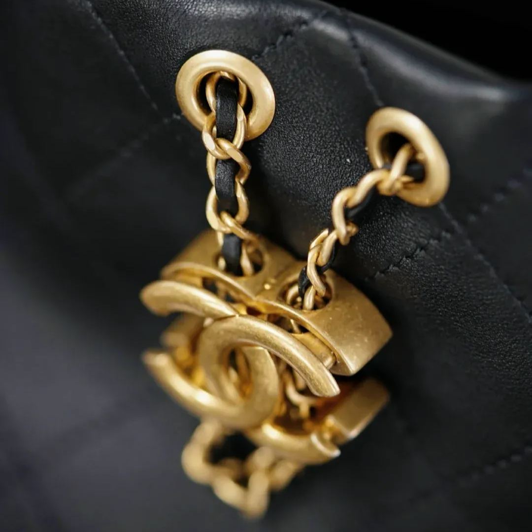  洗練のエレガンス【CHANEL】マキシ ホーボーバッグ (125996989)