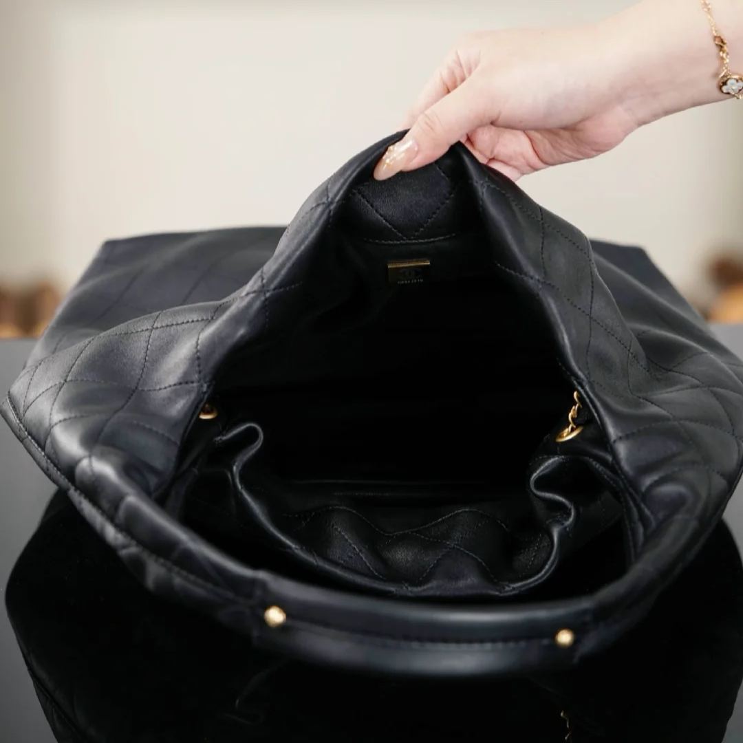  洗練のエレガンス【CHANEL】マキシ ホーボーバッグ (125996989)