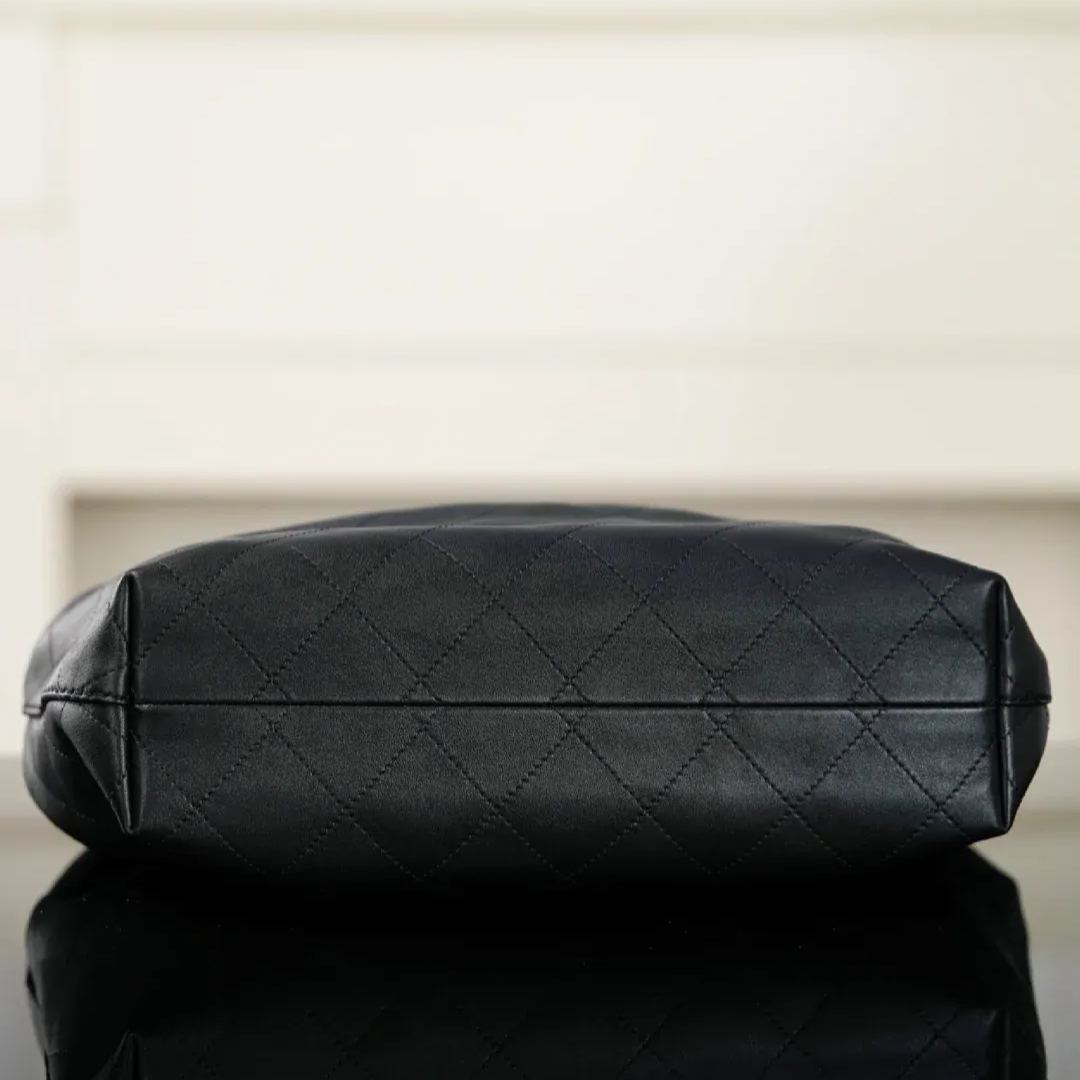  洗練のエレガンス【CHANEL】マキシ ホーボーバッグ (125996989)