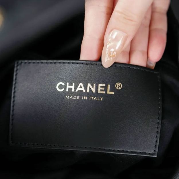  洗練のエレガンス【CHANEL】マキシ ホーボーバッグ (125996989)