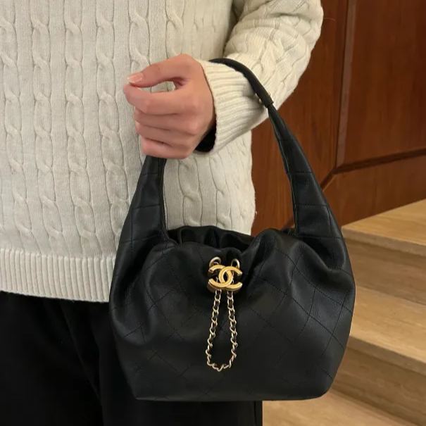  洗練のエレガンス【CHANEL】マキシ ホーボーバッグ (125996989)