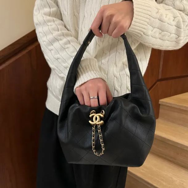  洗練のエレガンス【CHANEL】マキシ ホーボーバッグ (125996989)