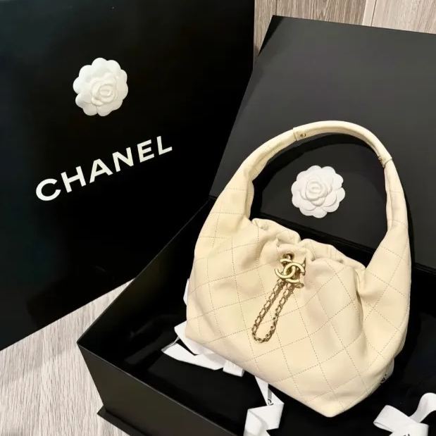  洗練のエレガンス【CHANEL】マキシ ホーボーバッグ (125996989)