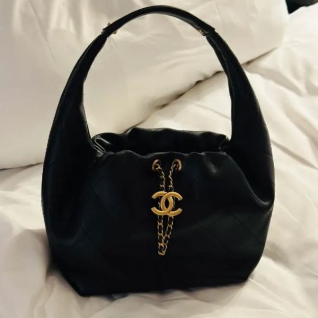  洗練のエレガンス【CHANEL】マキシ ホーボーバッグ (125996989)