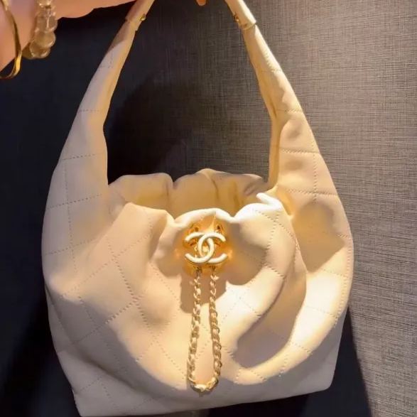  洗練のエレガンス【CHANEL】マキシ ホーボーバッグ (125996989)