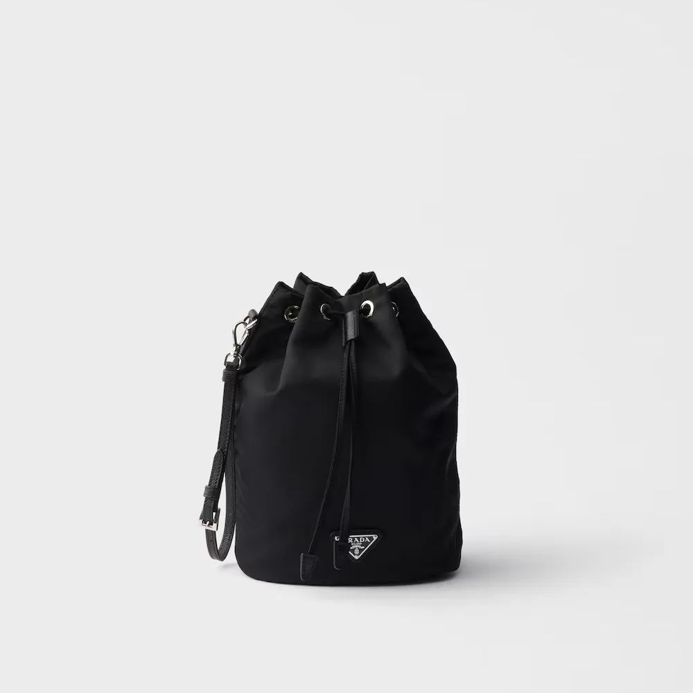 PRADA Re-Nylon 巾着型ポーチ ブラック 正面写真