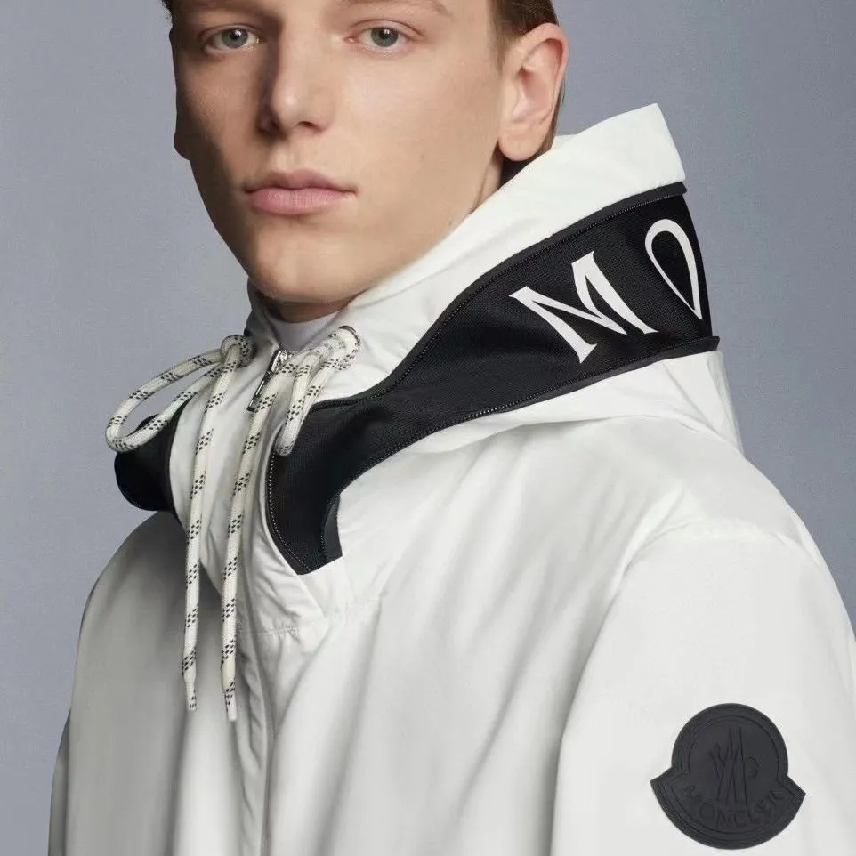 MONCLERショート丈のアルファベットキャップジャケットは男女同型