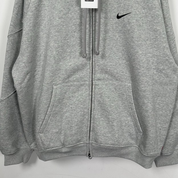 シュプリーム × ナイキ コラボレーション エンブロイダリーロゴ フリース裏起毛 ヘビーウェイト パーカー (フルジップ) 3カラー展開：ブラック／グレー／レッド​